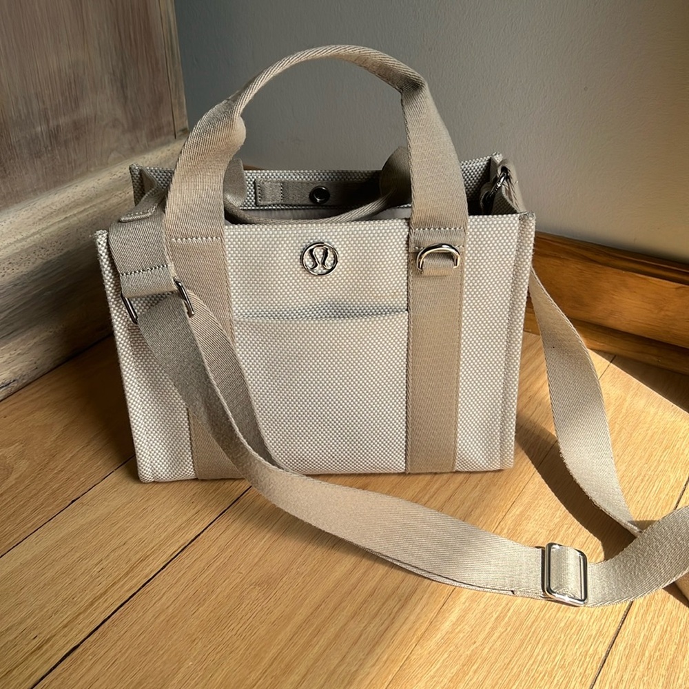Lululemon Two-toned canvas tote Bag in Beige/Cream